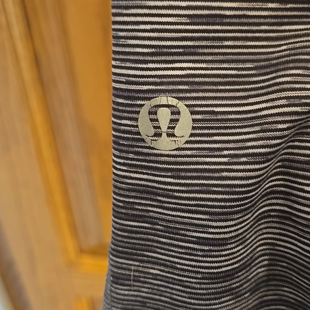Lululemon cropped legging sheer side panel zippered pocket in back size 4 - Picture 5 of 15